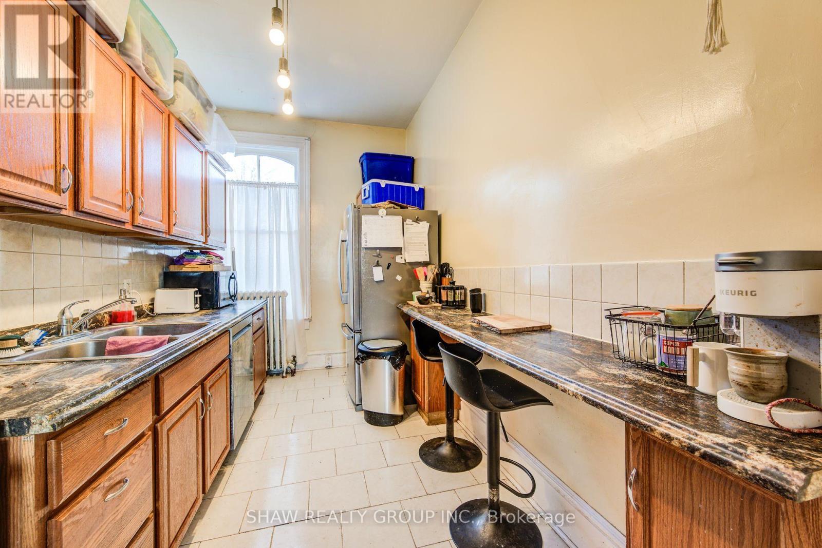 30 Brook Street, Cambridge, ON - Indoor Photo Showing Kitchen With Double Sink