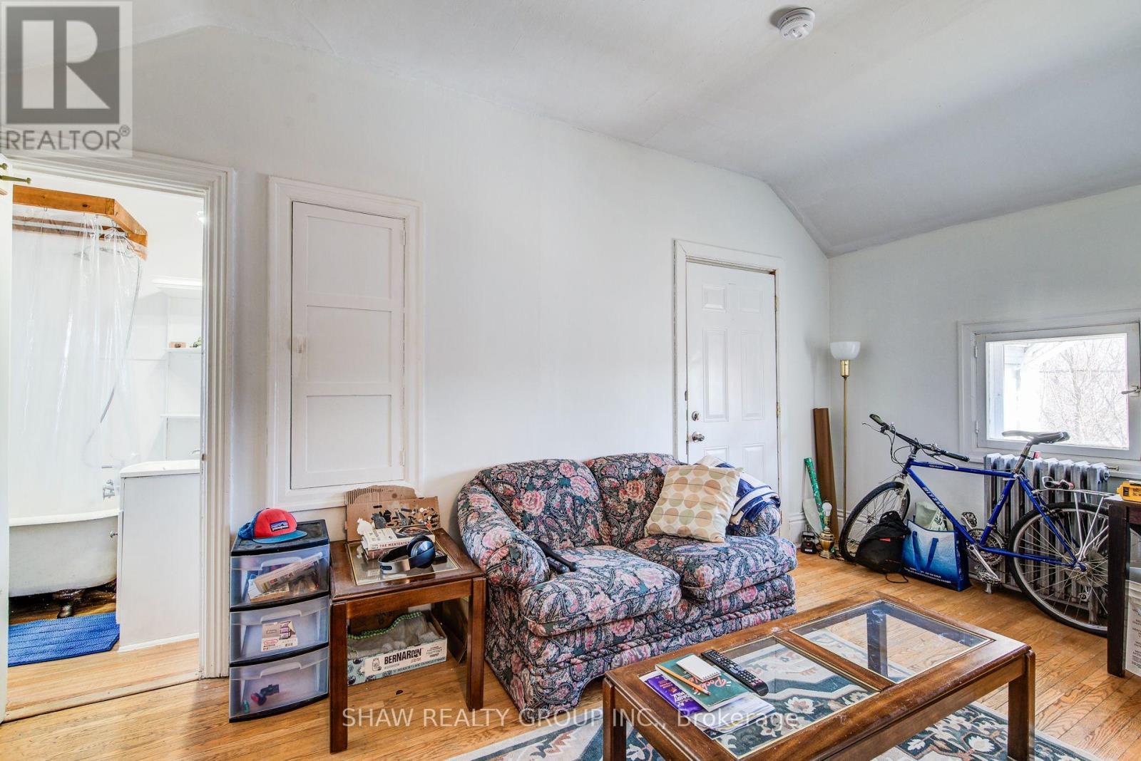 30 Brook Street, Cambridge, ON - Indoor Photo Showing Living Room