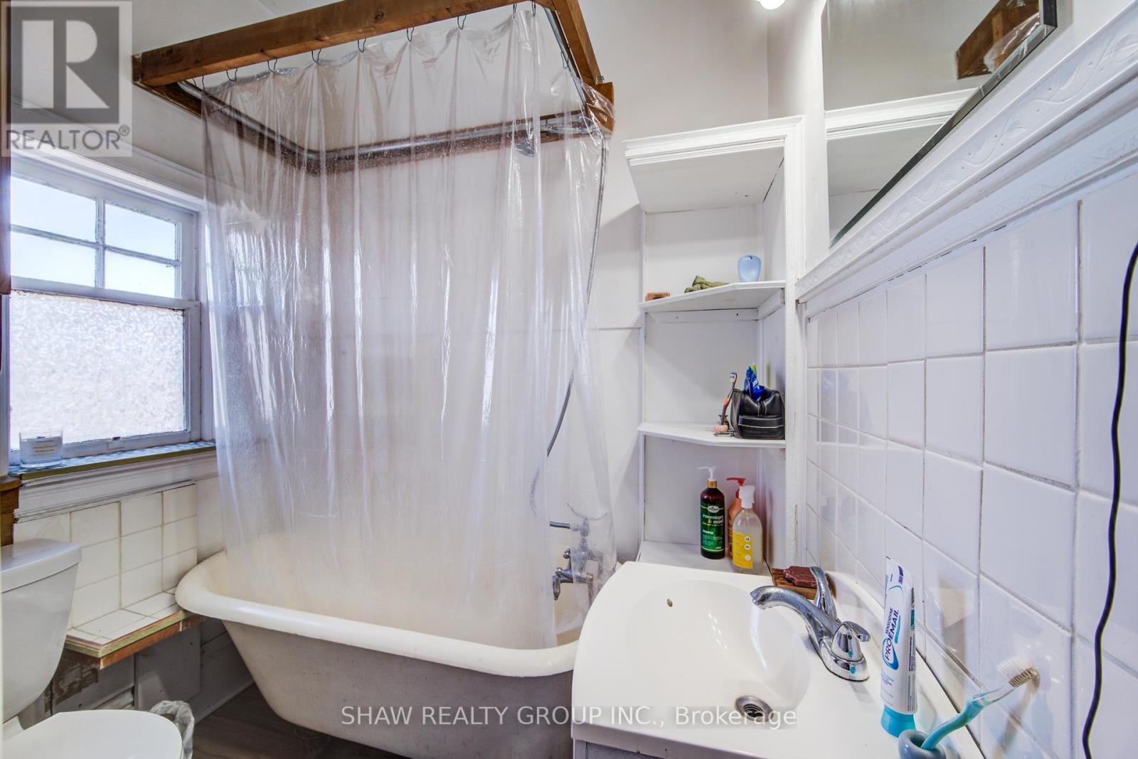 30 Brook Street, Cambridge, ON - Indoor Photo Showing Bathroom