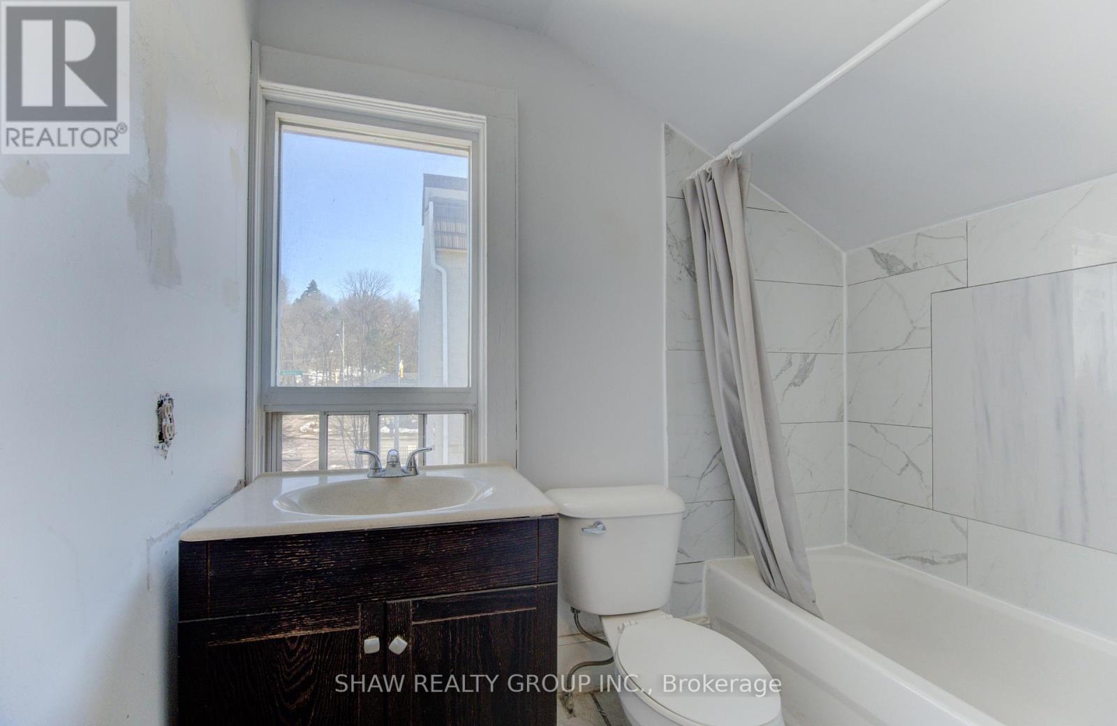 11 Simcoe Street, Cambridge, ON - Indoor Photo Showing Bathroom