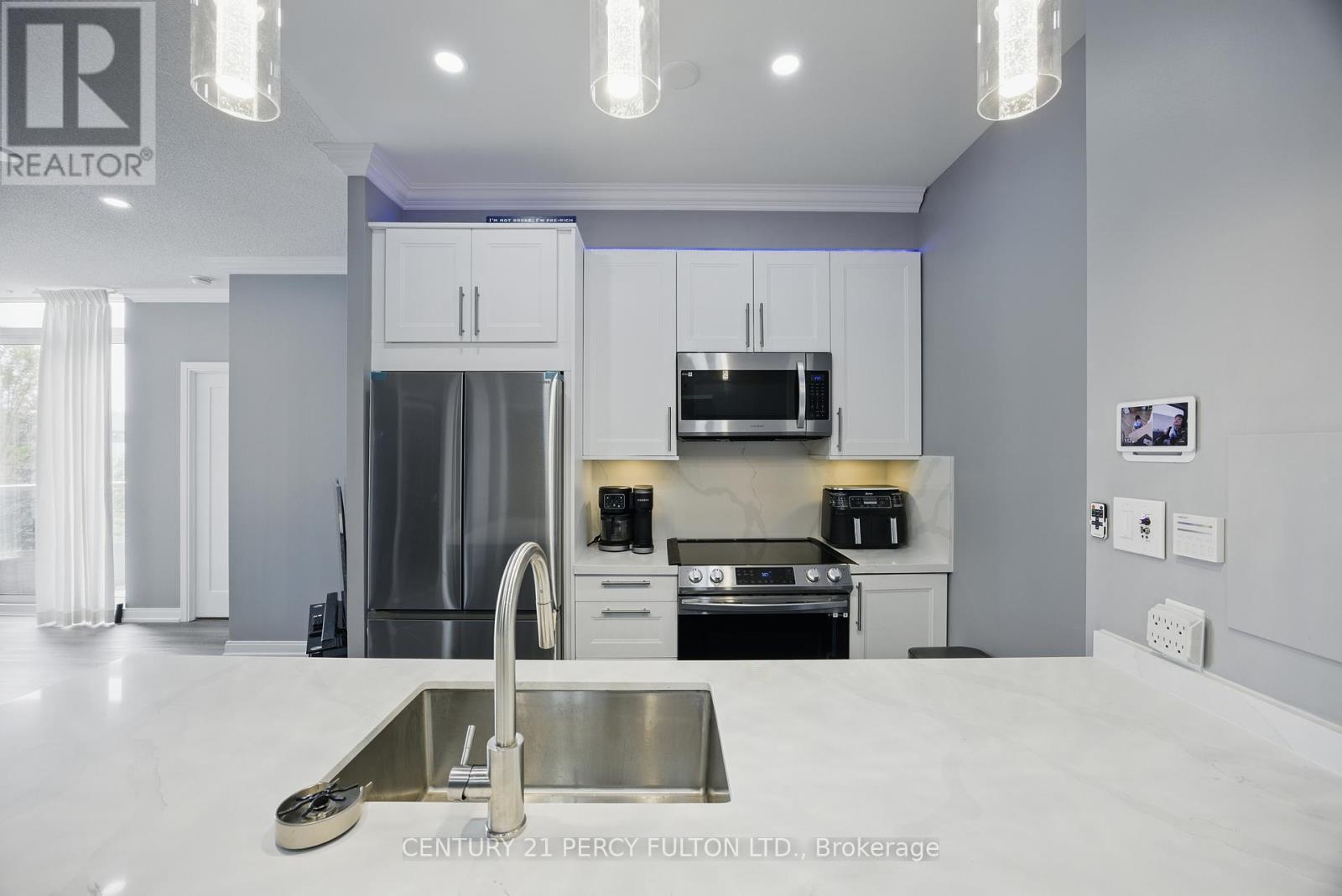 314 - 181 Village Green Square, Toronto, ON - Indoor Photo Showing Kitchen With Double Sink