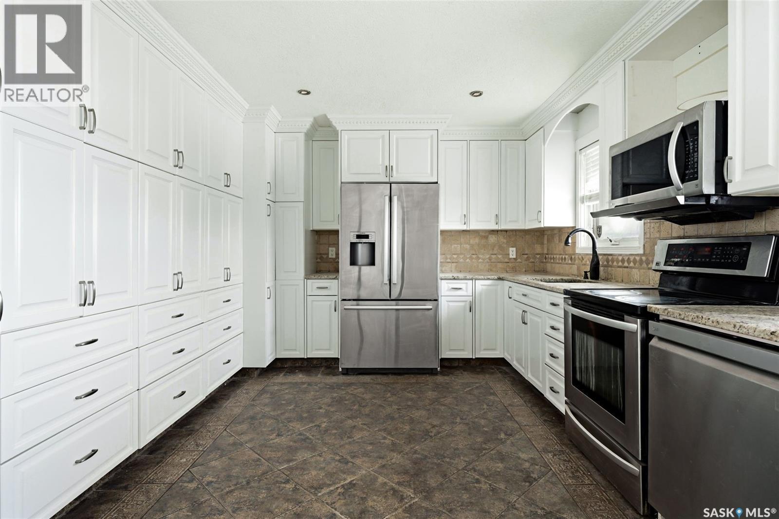 960 Mccarthy Boulevard, Regina, SK - Indoor Photo Showing Kitchen