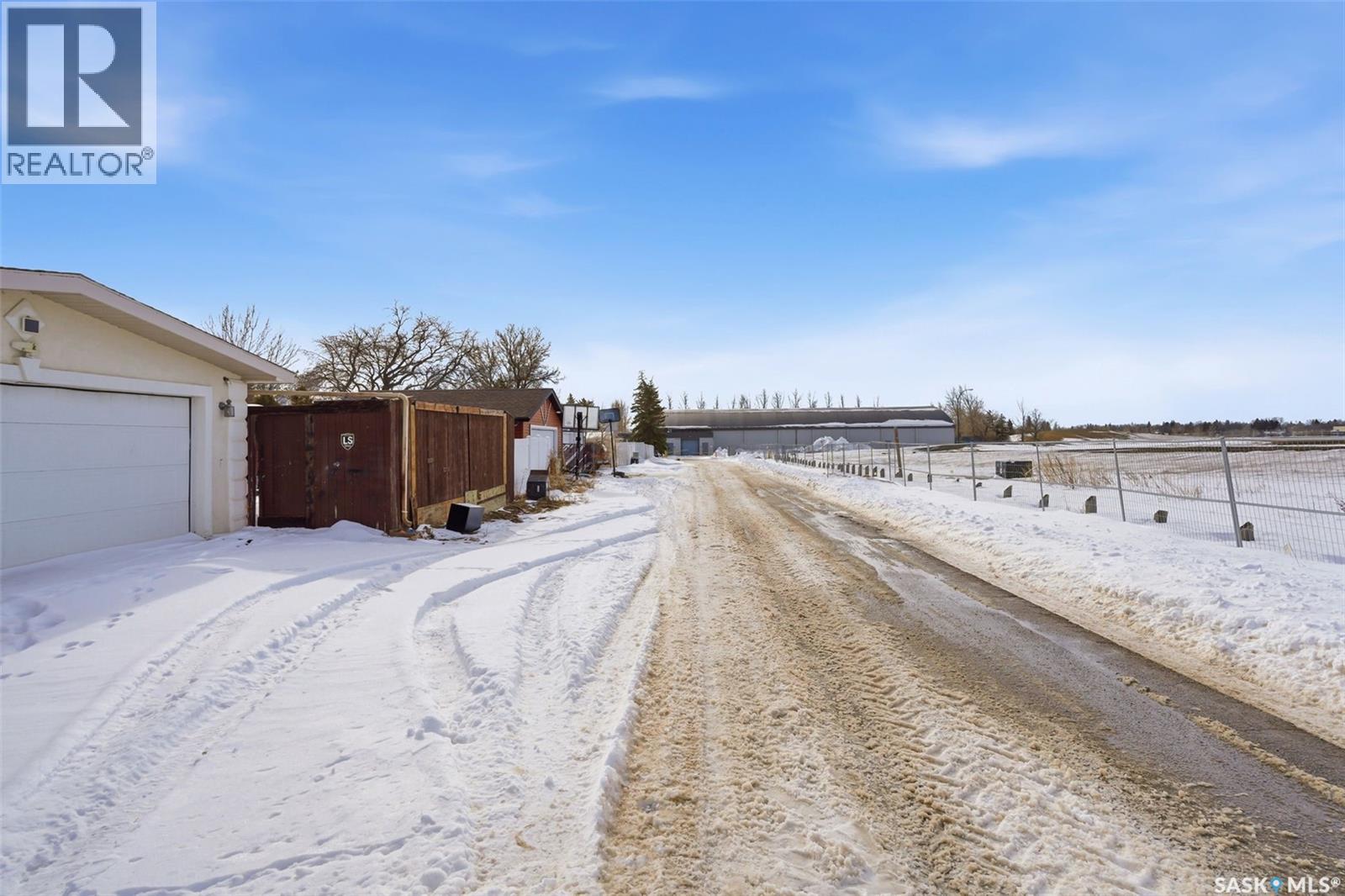 960 Mccarthy Boulevard, Regina, SK - Outdoor