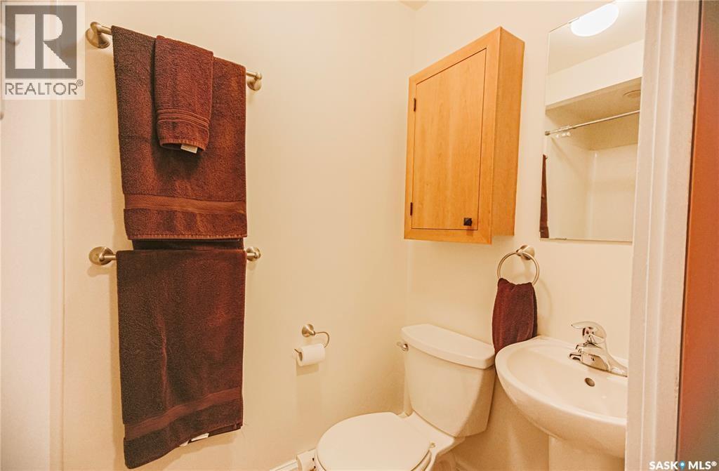 718 Saskatchewan Crescent E, Saskatoon, SK - Indoor Photo Showing Bathroom
