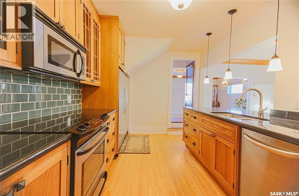 718 Saskatchewan Crescent E, Saskatoon, SK - Indoor Photo Showing Kitchen With Upgraded Kitchen