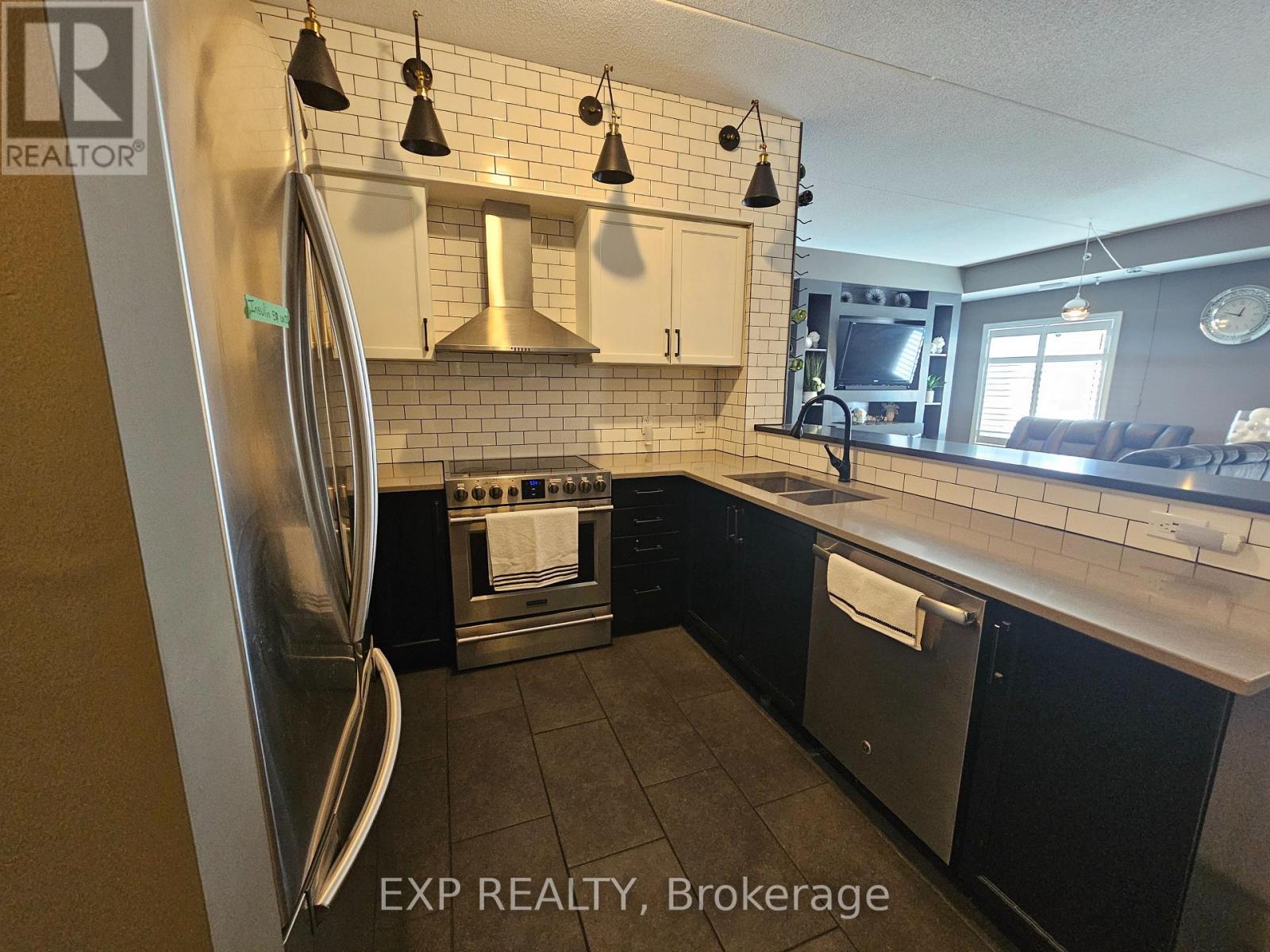 102 - 308 Watson Parkway N, Guelph, ON - Outdoor