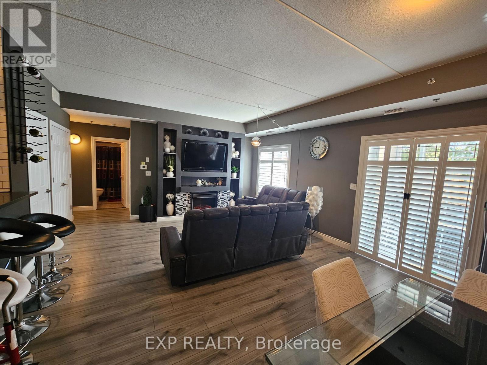 102 - 308 Watson Parkway N, Guelph, ON - Indoor