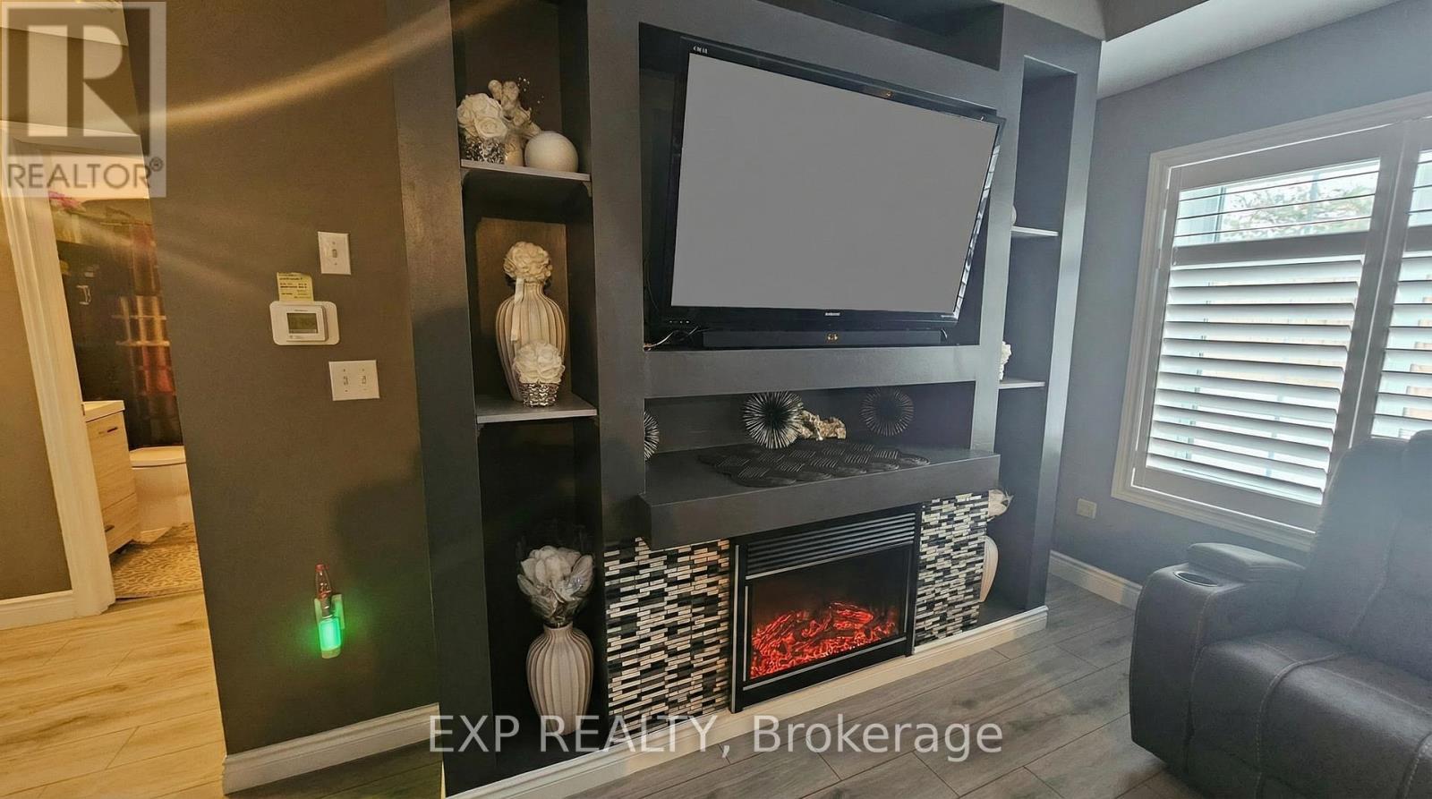 102 - 308 Watson Parkway N, Guelph, ON - Indoor Photo Showing Living Room
