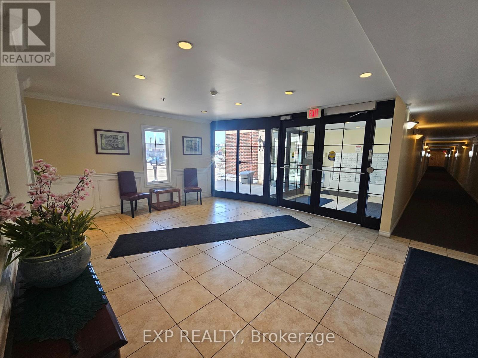 102 - 308 Watson Parkway N, Guelph, ON - Indoor