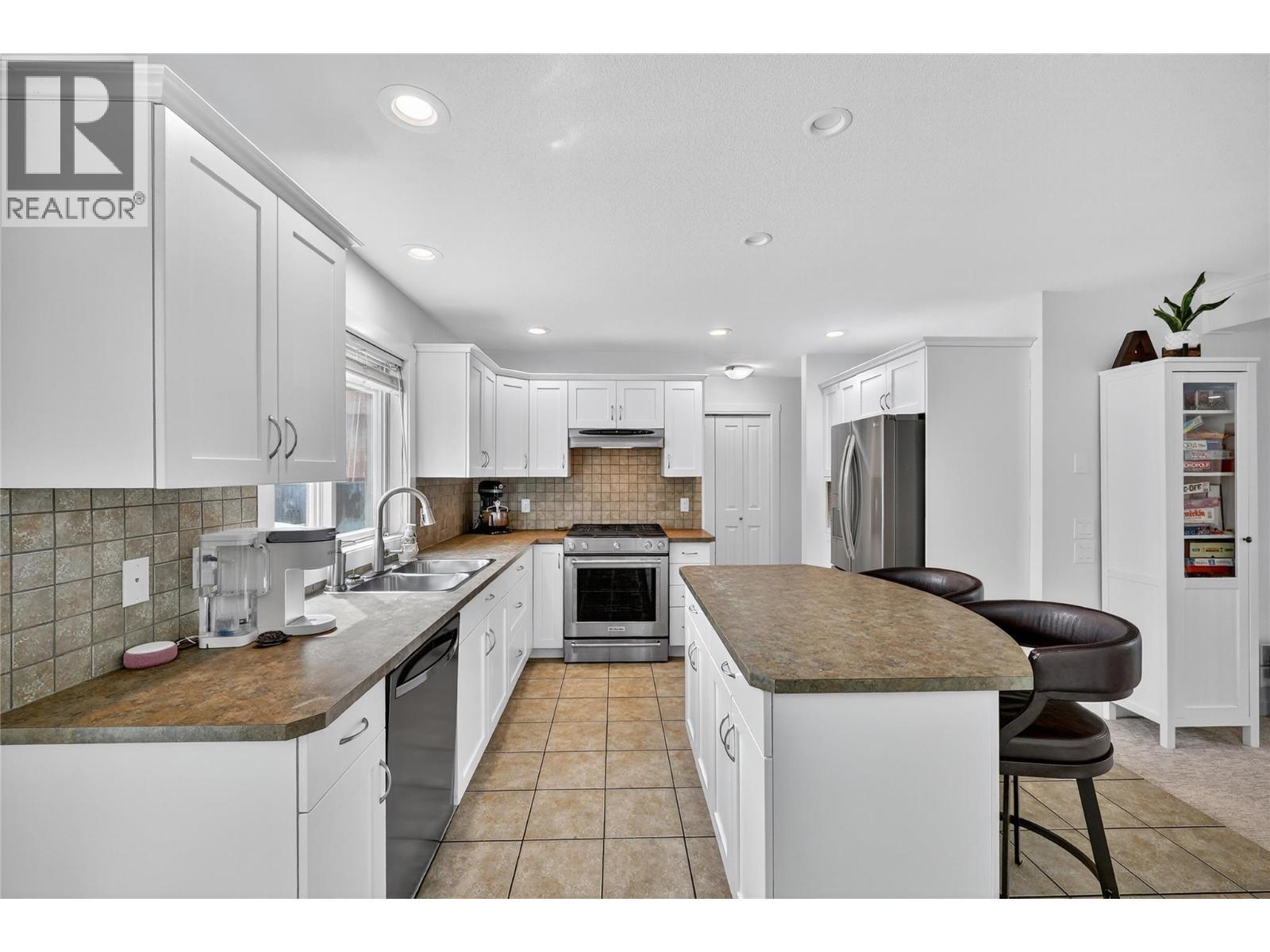 982 Paret Crescent, Kelowna, BC - Indoor Photo Showing Kitchen With Upgraded Kitchen