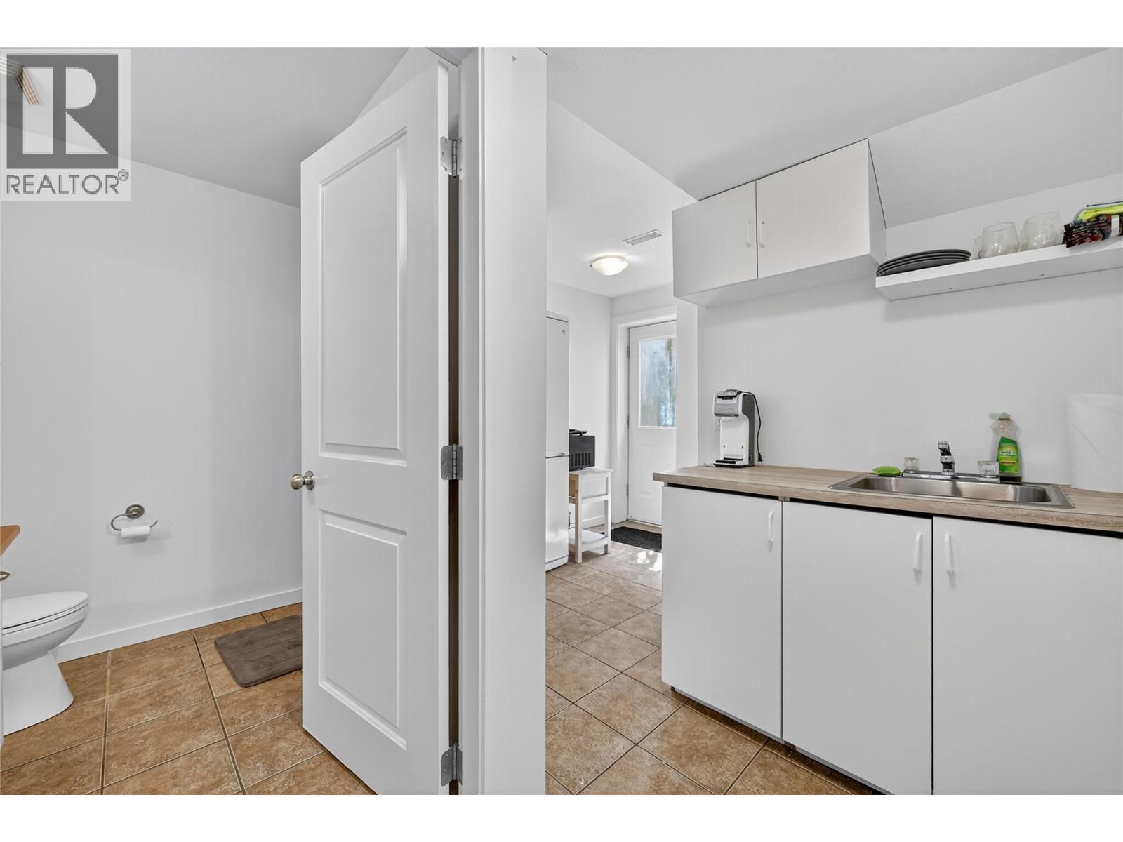 982 Paret Crescent, Kelowna, BC - Indoor Photo Showing Bathroom