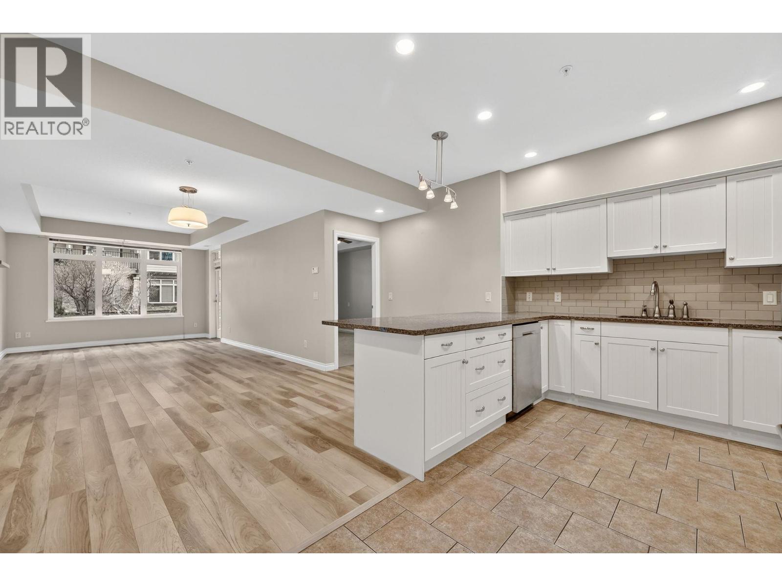 3832 Old Okanagan Highway Unit# 3105, West Kelowna, BC - Indoor Photo Showing Kitchen With Upgraded Kitchen
