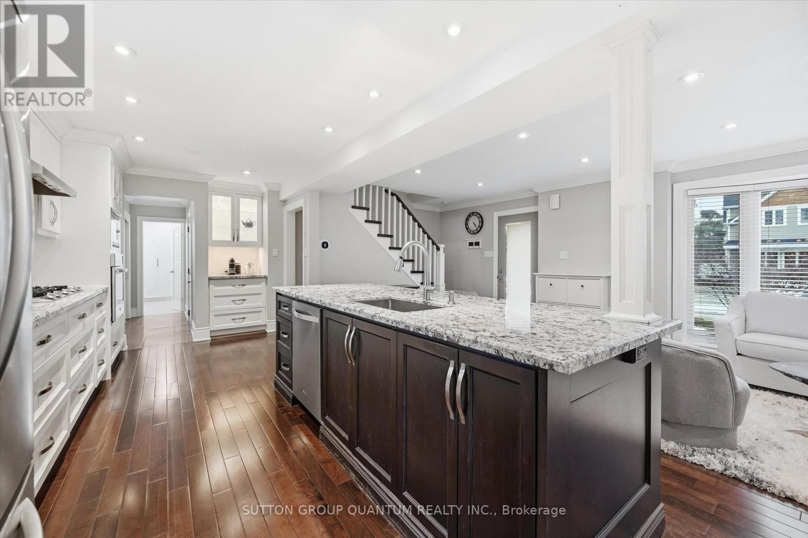 383 Cosburn Crescent, Burlington, ON - Indoor Photo Showing Kitchen With Upgraded Kitchen