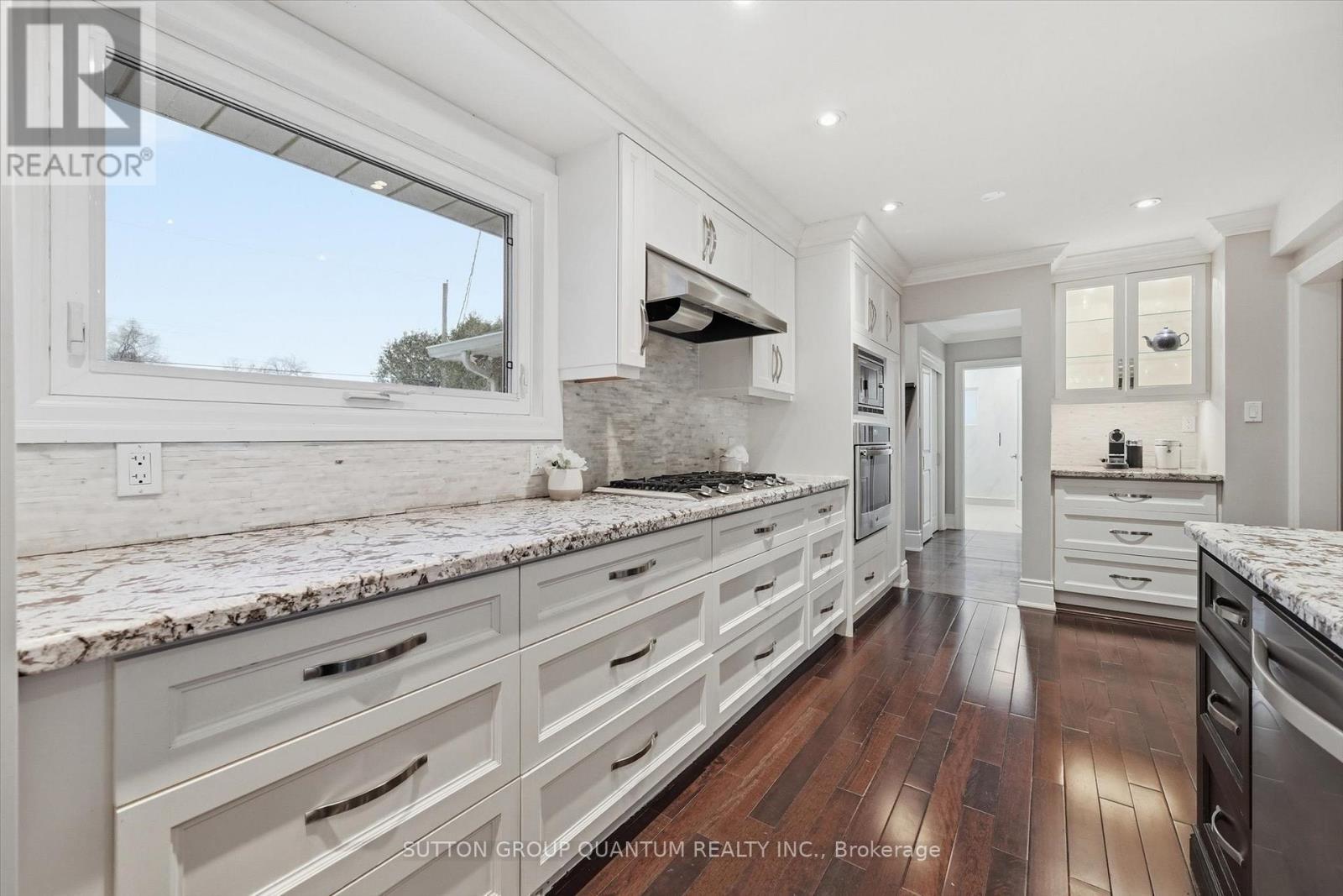 383 Cosburn Crescent, Burlington, ON - Indoor Photo Showing Kitchen With Upgraded Kitchen