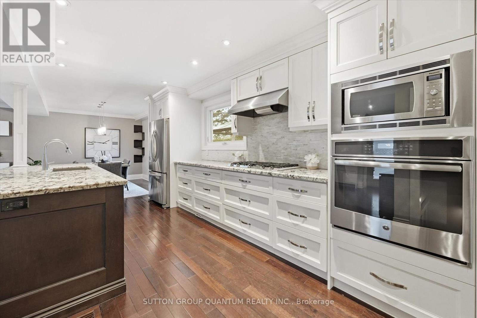 383 Cosburn Crescent, Burlington, ON - Indoor Photo Showing Kitchen With Upgraded Kitchen