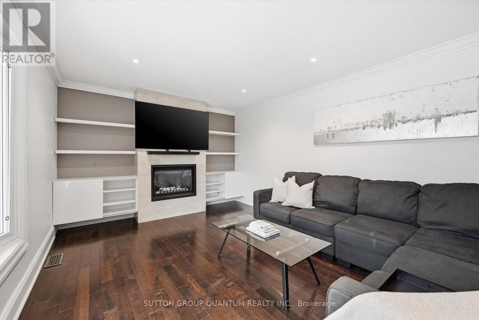 383 Cosburn Crescent, Burlington, ON - Indoor Photo Showing Living Room With Fireplace