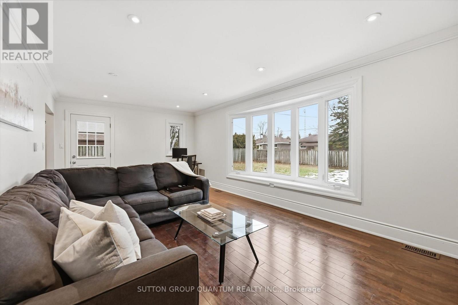 383 Cosburn Crescent, Burlington, ON - Indoor Photo Showing Living Room