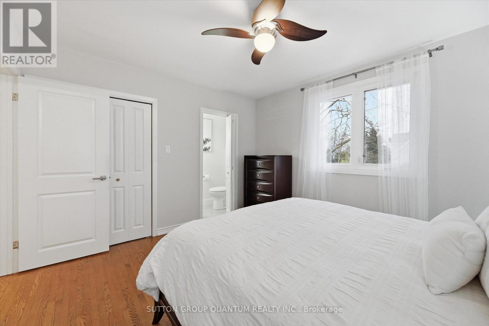 383 Cosburn Crescent, Burlington, ON - Indoor Photo Showing Bedroom