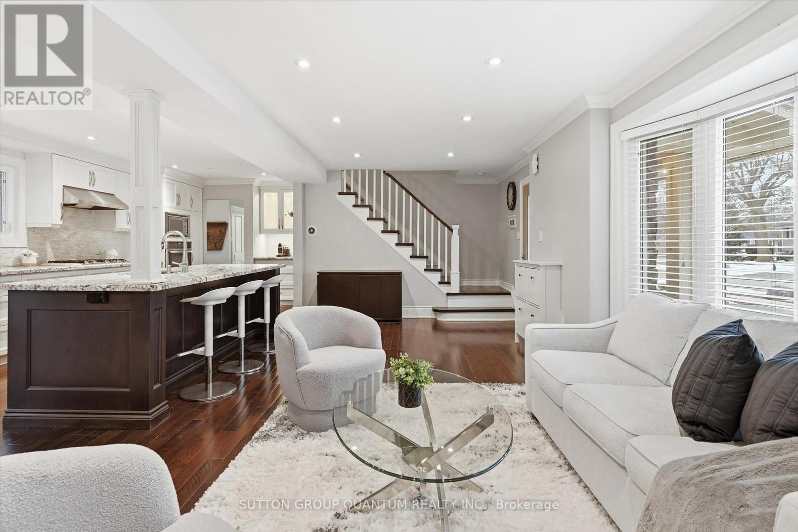 383 Cosburn Crescent, Burlington, ON - Indoor Photo Showing Living Room