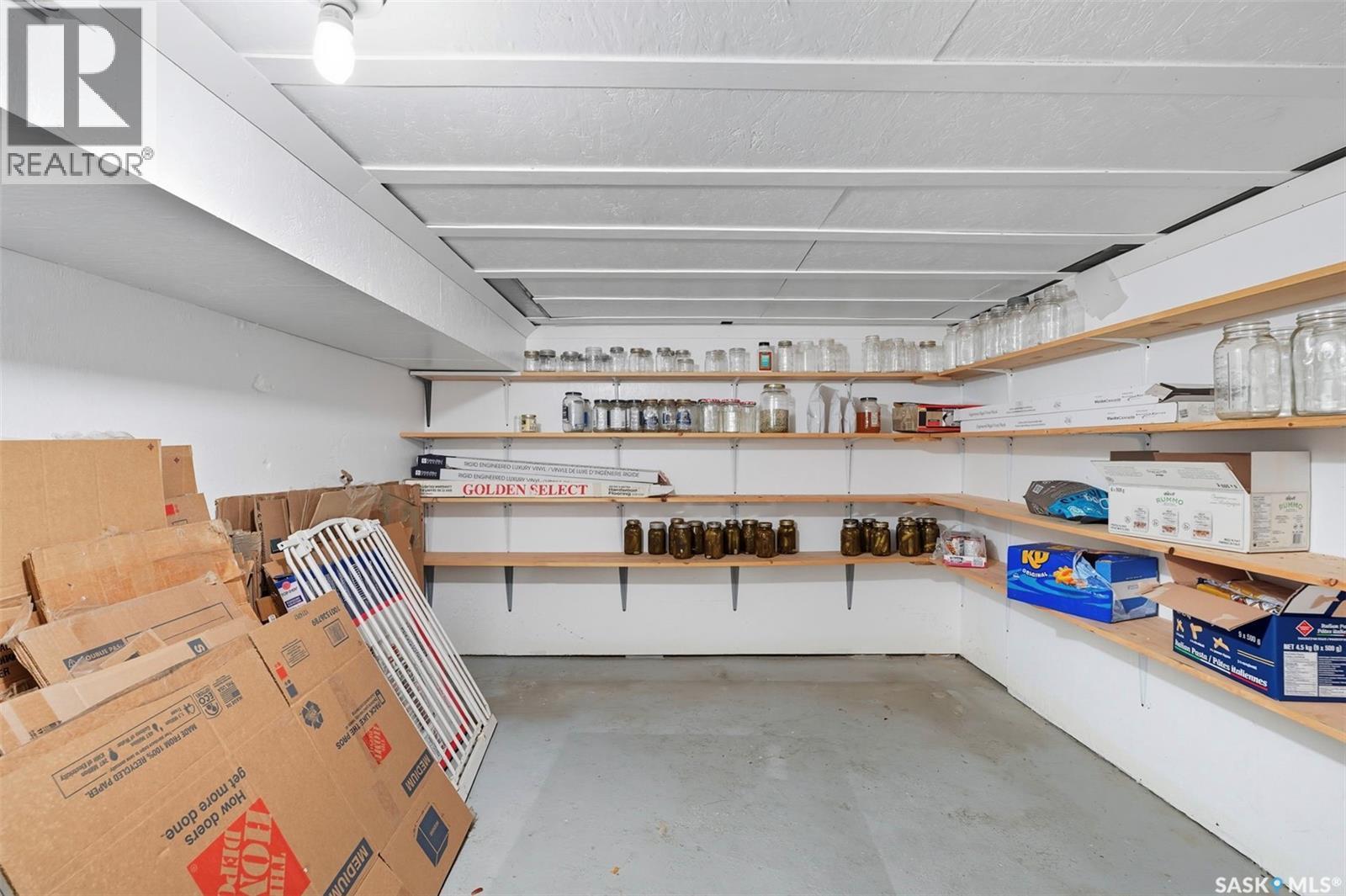 122 Main Street, Radisson, SK - Indoor Photo Showing Garage