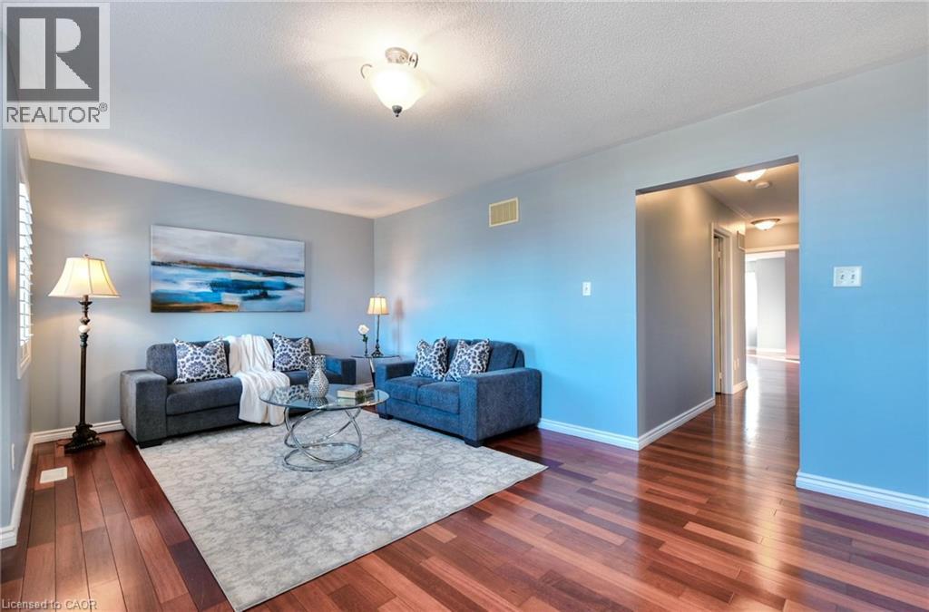 4689 Bracknell Road, Burlington, ON - Indoor Photo Showing Living Room