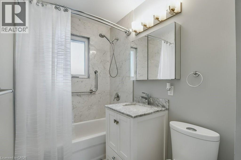 111 Castlefield Drive, Hamilton, ON - Indoor Photo Showing Bathroom
