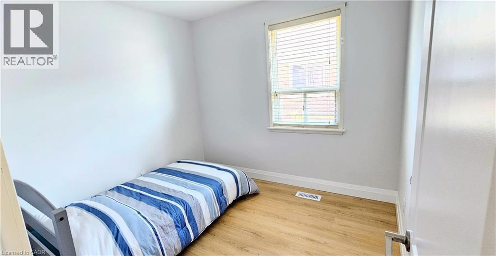 111 Castlefield Drive, Hamilton, ON - Indoor Photo Showing Bedroom