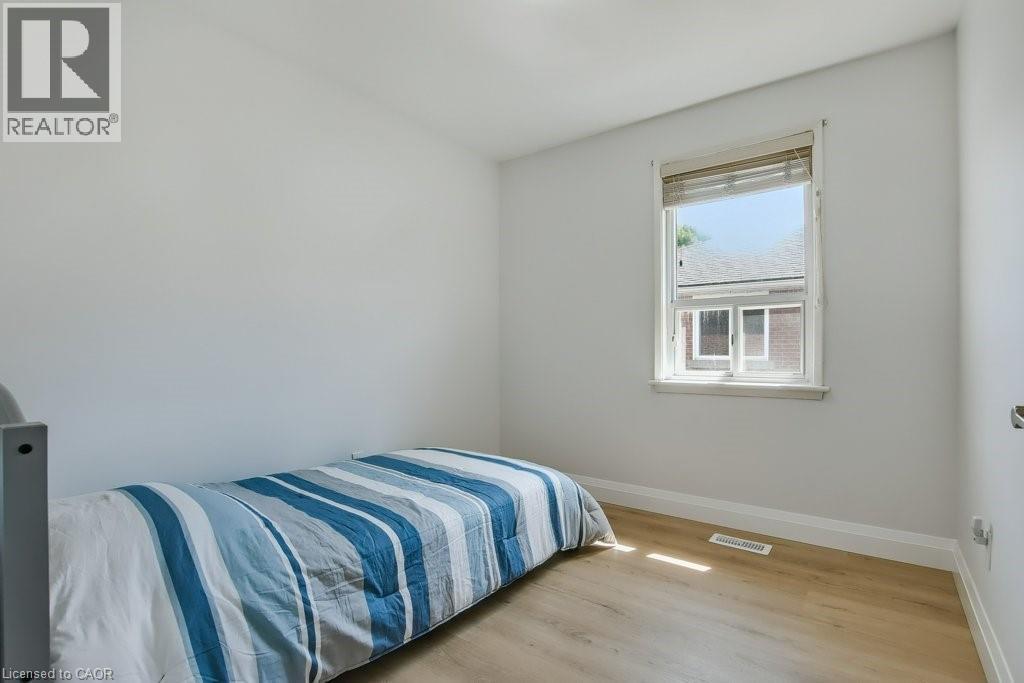 111 Castlefield Drive, Hamilton, ON - Indoor Photo Showing Bedroom