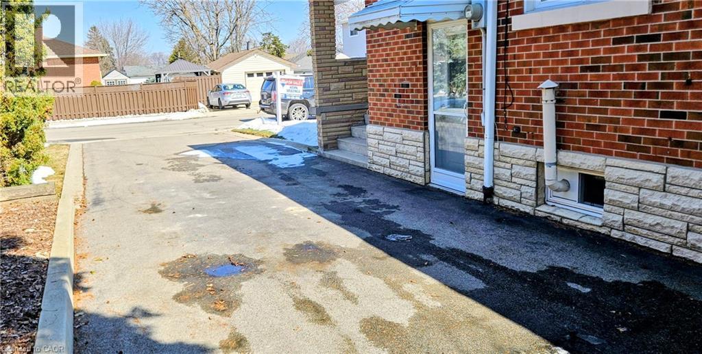 111 Castlefield Drive, Hamilton, ON - Outdoor