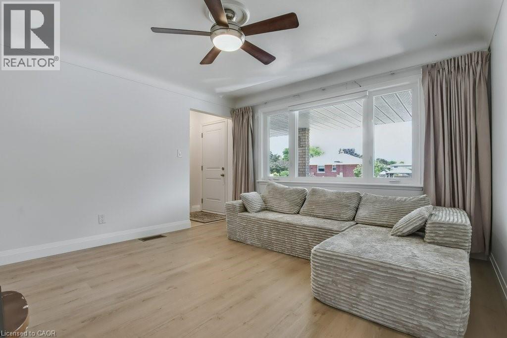 111 Castlefield Drive, Hamilton, ON - Indoor Photo Showing Living Room