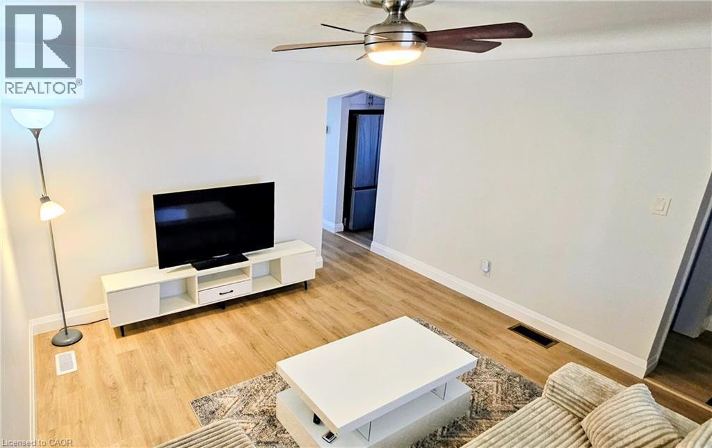 111 Castlefield Drive, Hamilton, ON - Indoor Photo Showing Living Room