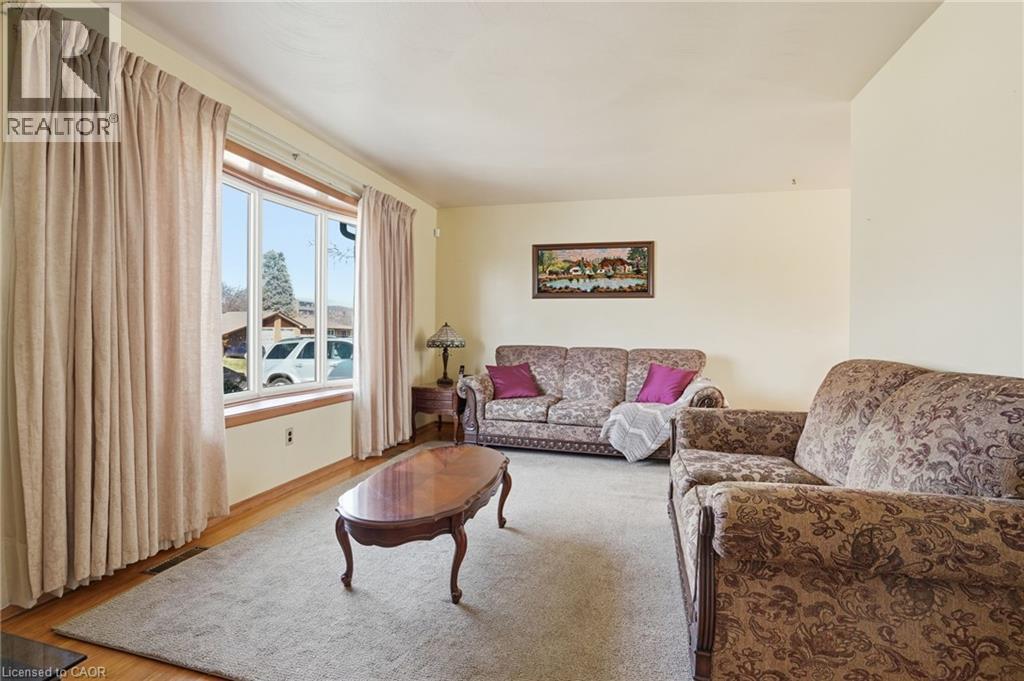 55 Champlain Avenue, Hamilton, ON - Indoor Photo Showing Living Room