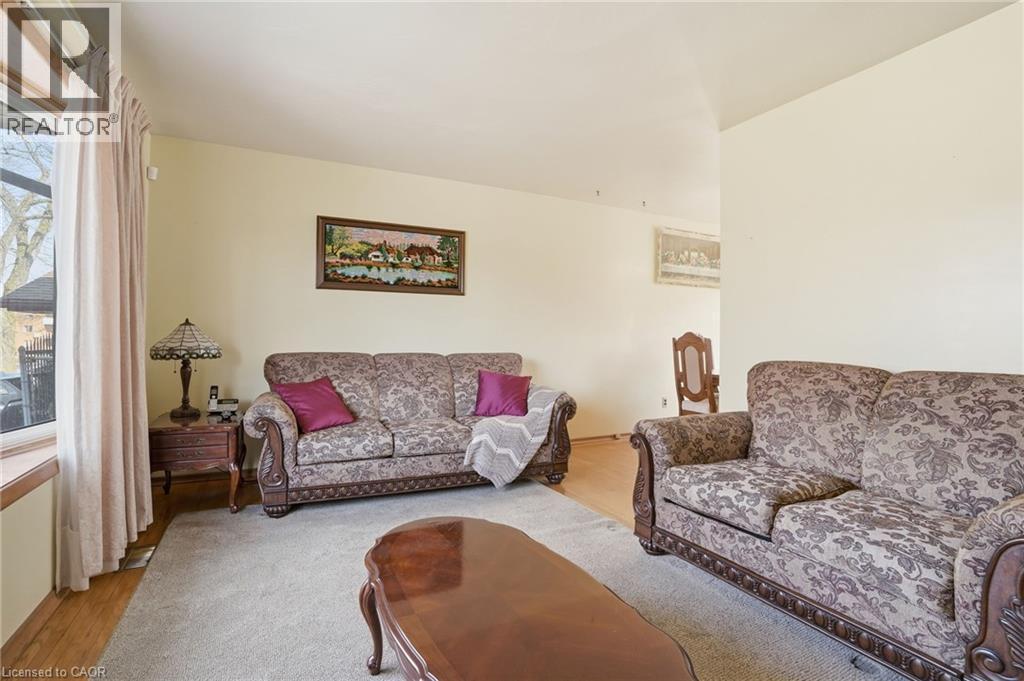 55 Champlain Avenue, Hamilton, ON - Indoor Photo Showing Living Room