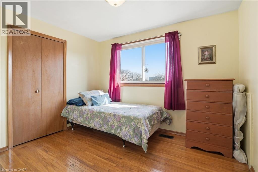 55 Champlain Avenue, Hamilton, ON - Indoor Photo Showing Bedroom