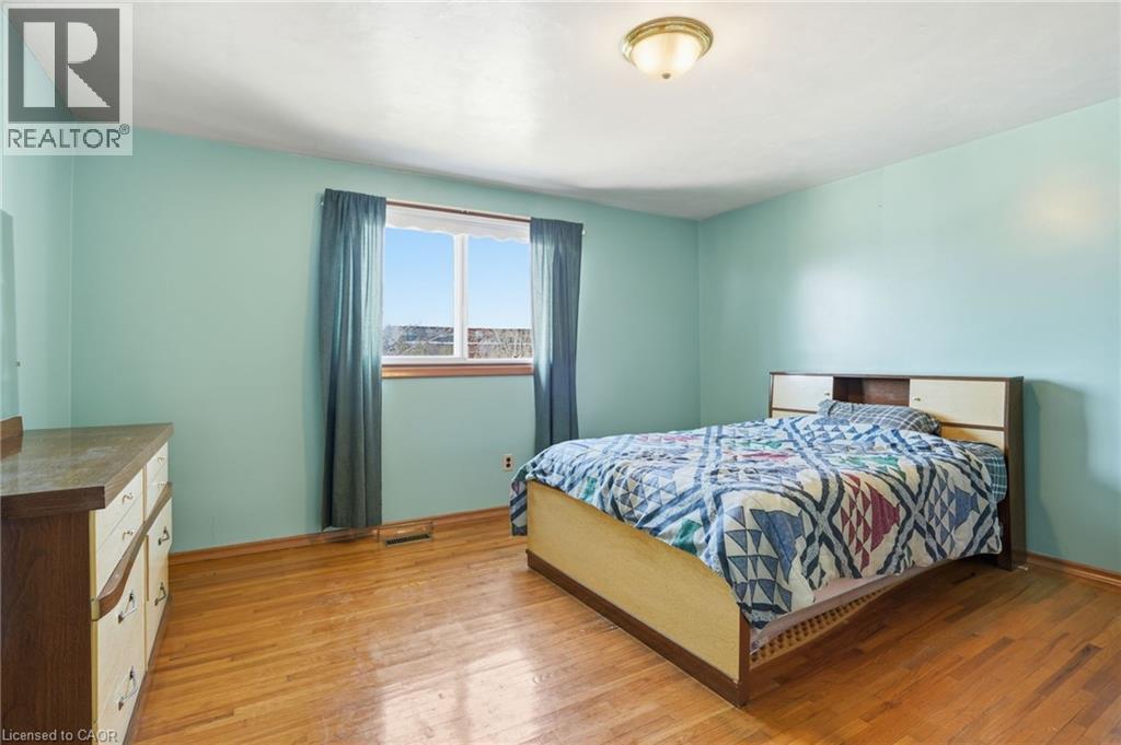 55 Champlain Avenue, Hamilton, ON - Indoor Photo Showing Bedroom
