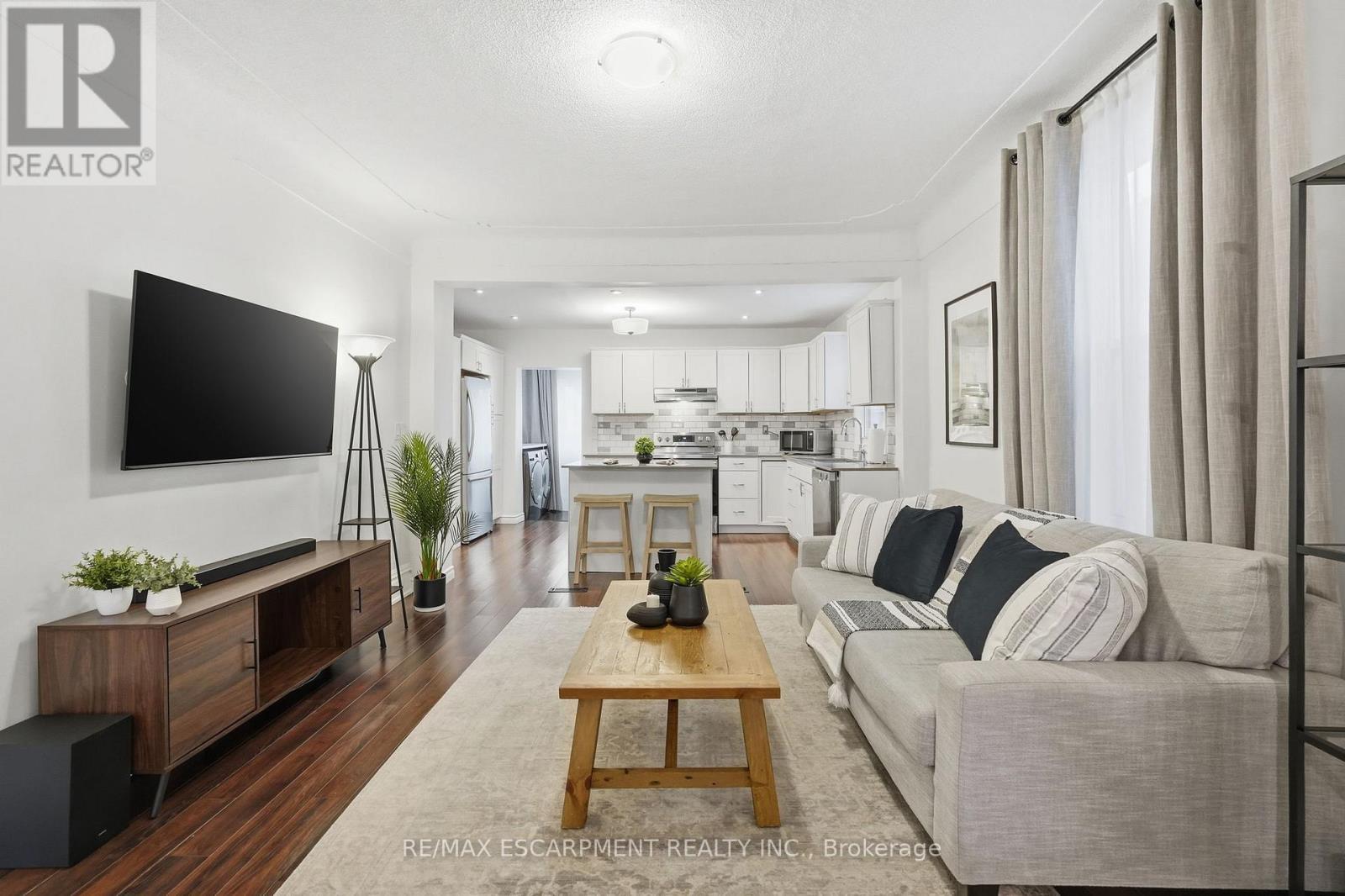 44 Whitfield Avenue, Hamilton, ON - Indoor Photo Showing Living Room
