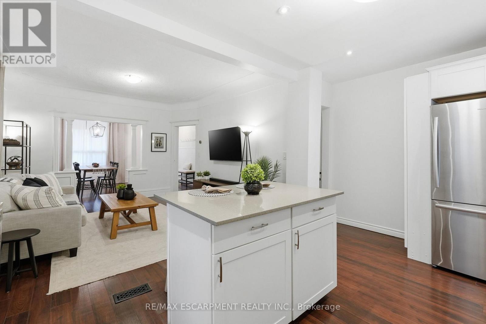 44 Whitfield Avenue, Hamilton, ON - Indoor Photo Showing Living Room