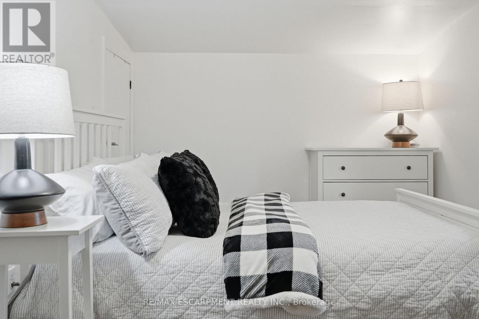 44 Whitfield Avenue, Hamilton, ON - Indoor Photo Showing Bedroom