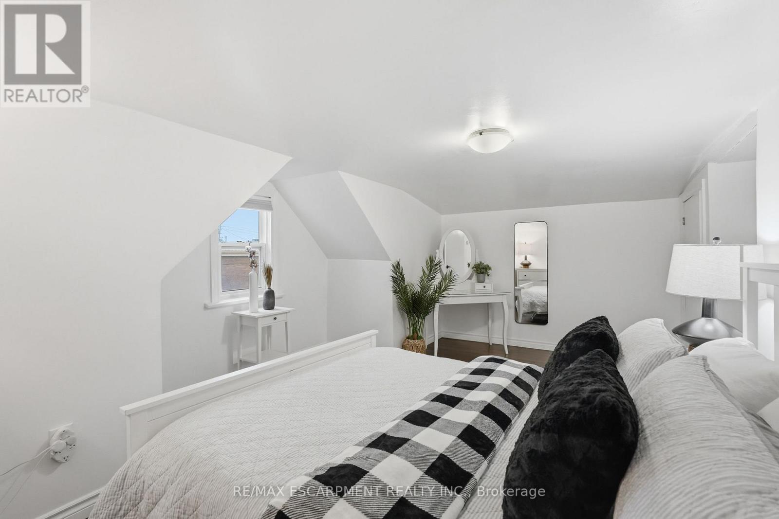 44 Whitfield Avenue, Hamilton, ON - Indoor Photo Showing Bedroom