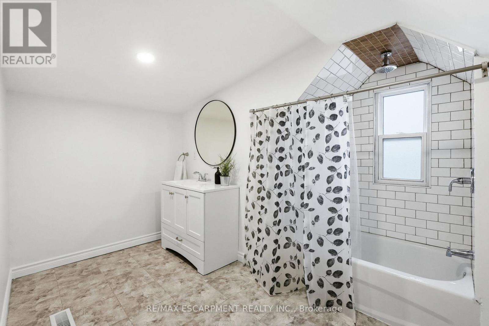 44 Whitfield Avenue, Hamilton, ON - Indoor Photo Showing Bathroom