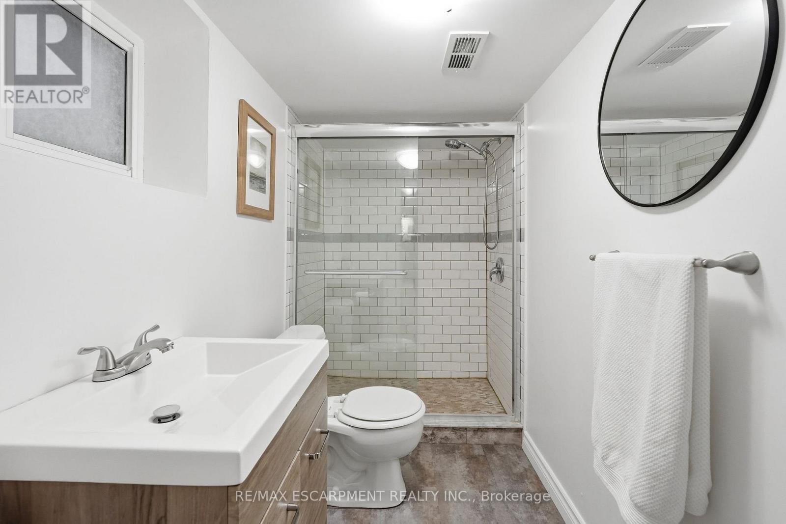 44 Whitfield Avenue, Hamilton, ON - Indoor Photo Showing Bathroom