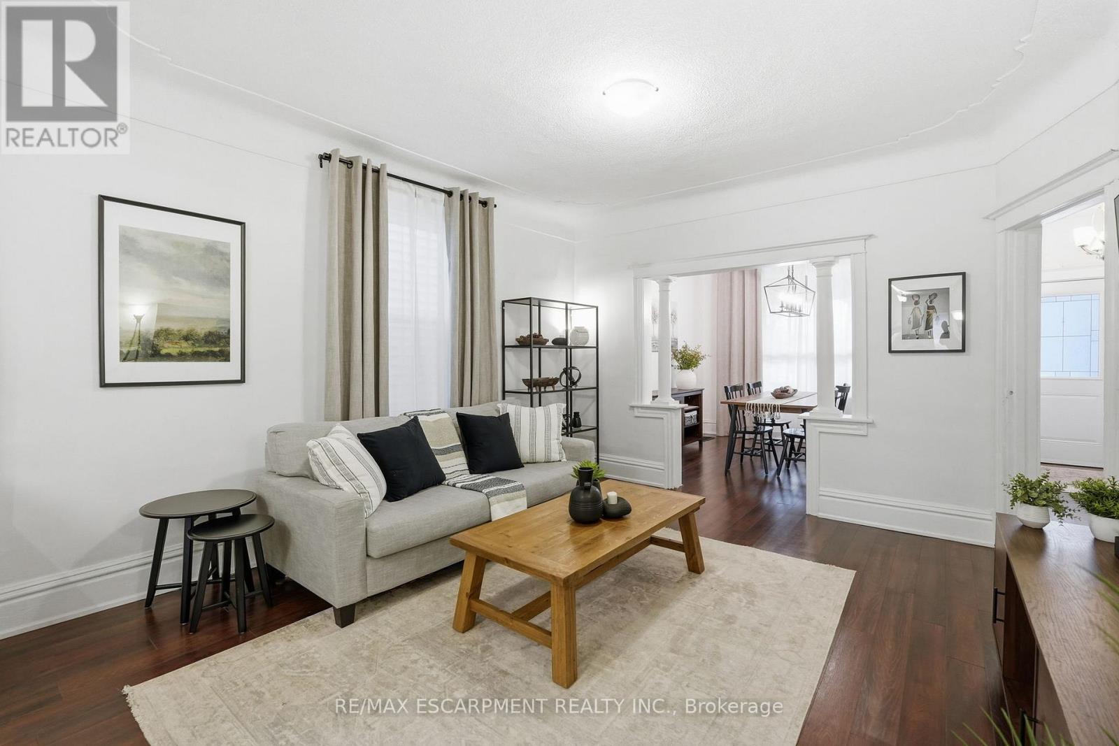 44 Whitfield Avenue, Hamilton, ON - Indoor Photo Showing Living Room