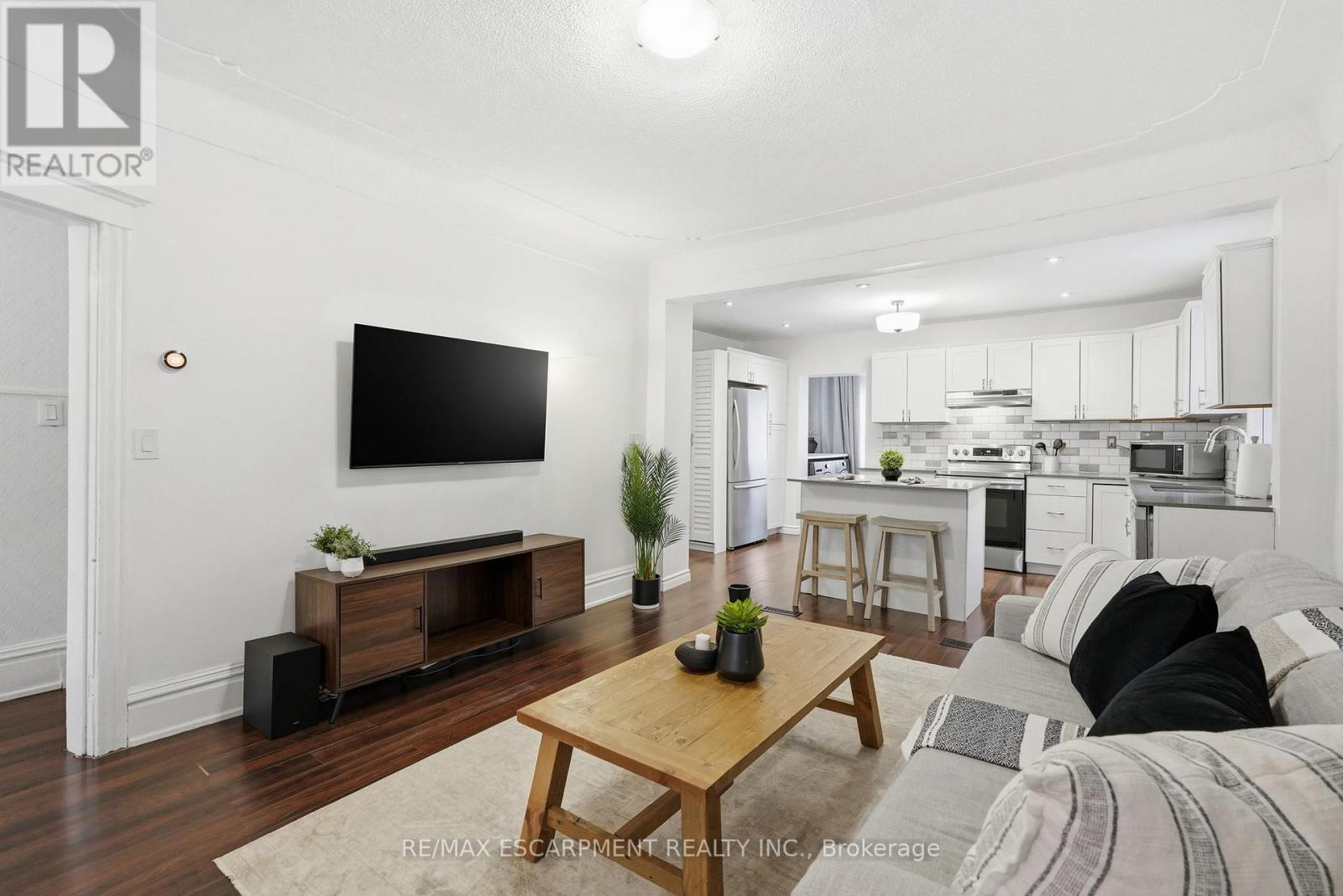44 Whitfield Avenue, Hamilton, ON - Indoor Photo Showing Living Room
