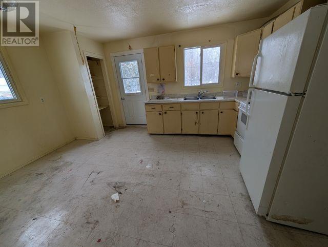 33 Winnipeg St S, White River, ON - Indoor Photo Showing Kitchen With Double Sink
