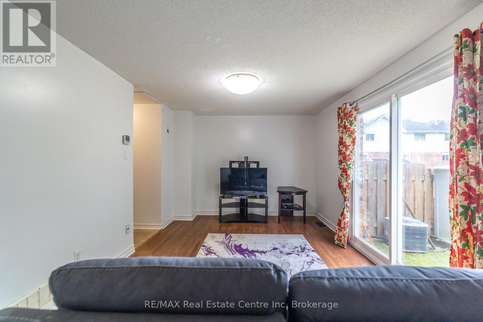 74 - 129 Victoria Road N, Guelph (Grange Road), ON - Indoor Photo Showing Living Room