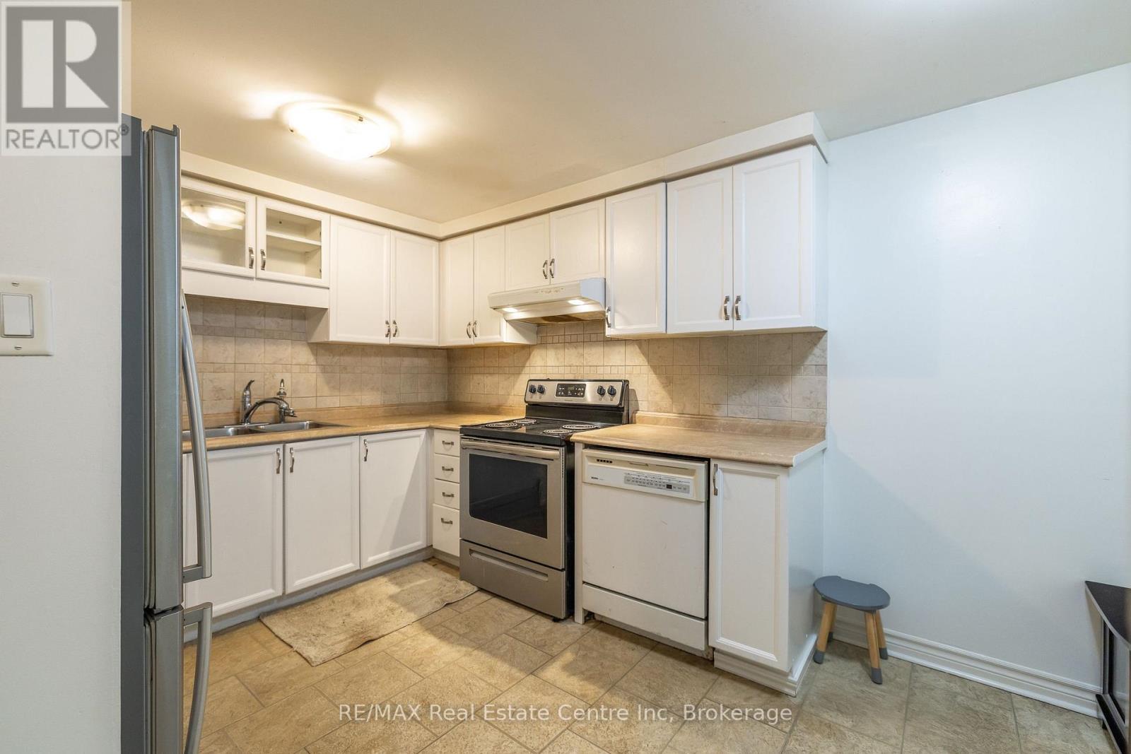 74 - 129 Victoria Road N, Guelph (Grange Road), ON - Indoor Photo Showing Kitchen With Double Sink