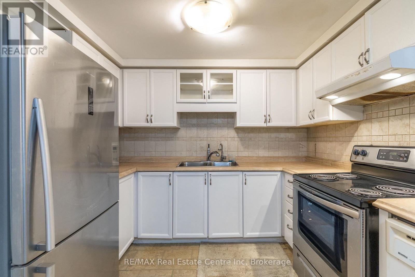 74 - 129 Victoria Road N, Guelph (Grange Road), ON - Indoor Photo Showing Kitchen