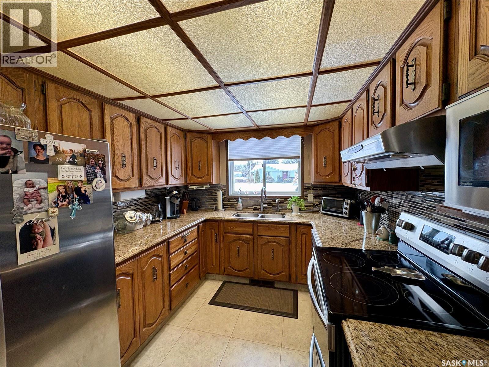 721 6Th Avenue, Rosthern, SK - Indoor Photo Showing Kitchen With Double Sink