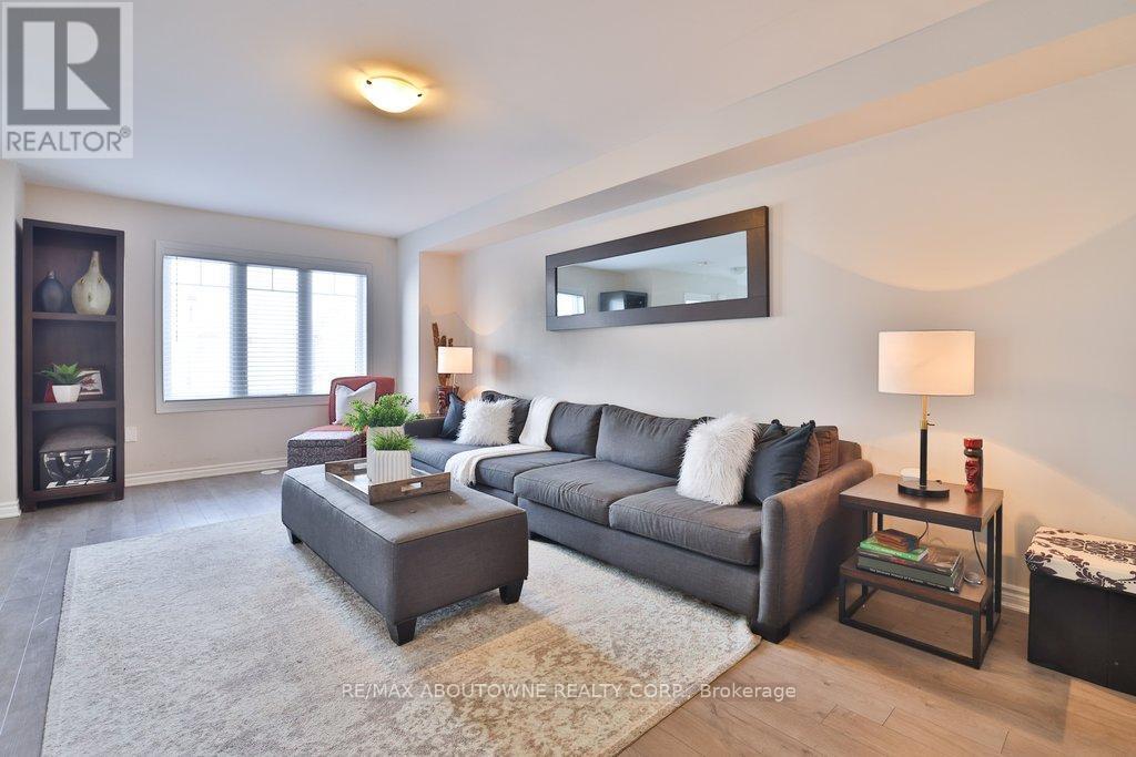 1133 Duignan Crescent, Milton, ON - Indoor Photo Showing Living Room