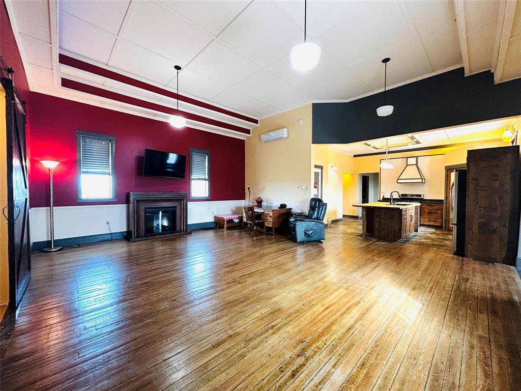 13.6 ft ceiling height in living/dining area & 10 ft. ceilings in kitchen/other areas - Pierson, Manitoba